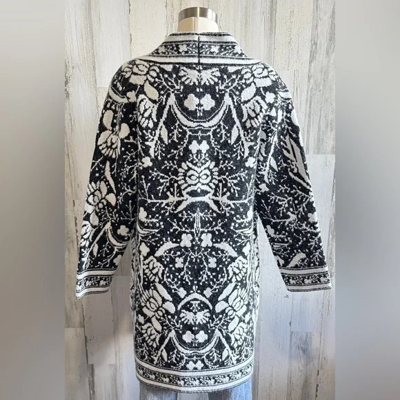 NWTs Elegant Black and White Floral Cardigan Size Medium - Picture 2 of 9